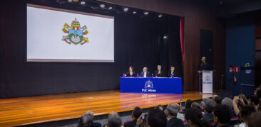 PUC Minas apresenta novo brasão institucional