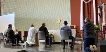 Sacerdotes se reúnem na Catedral Cristo Rei para adoração ao Santíssimo Sacramento