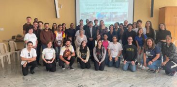 Dom José Otacio reúne-se com jovens da Rense