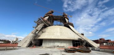 37 metros de altura: Pórticos da Catedral Cristo Rei recebem novas concretagens