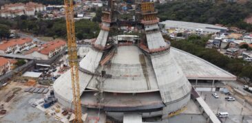 Mais de 40 metros de altura: Pórticos da Catedral Cristo Rei recebem novas concretagens