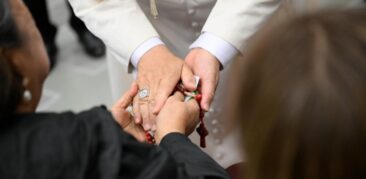 Em outubro, o Papa Leão XIV pede aos fiéis para rezarem o Rosário pela paz