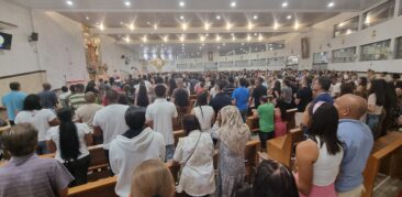Santuário Arquidiocesano Nossa Senhora Aparecida fica repleto de peregrinos para Missa com dom Walmor