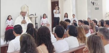 Paróquia São Joaquim (Contagem) fica repleta para celebração de iniciação à vida cristã de adultos
