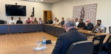 Dom Walmor recebe grupo de 31 sacerdotes na Catedral Cristo Rei