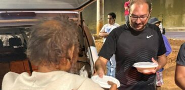 Seminaristas do Sacej levam alimento e esperança aos irmãos em situação de rua