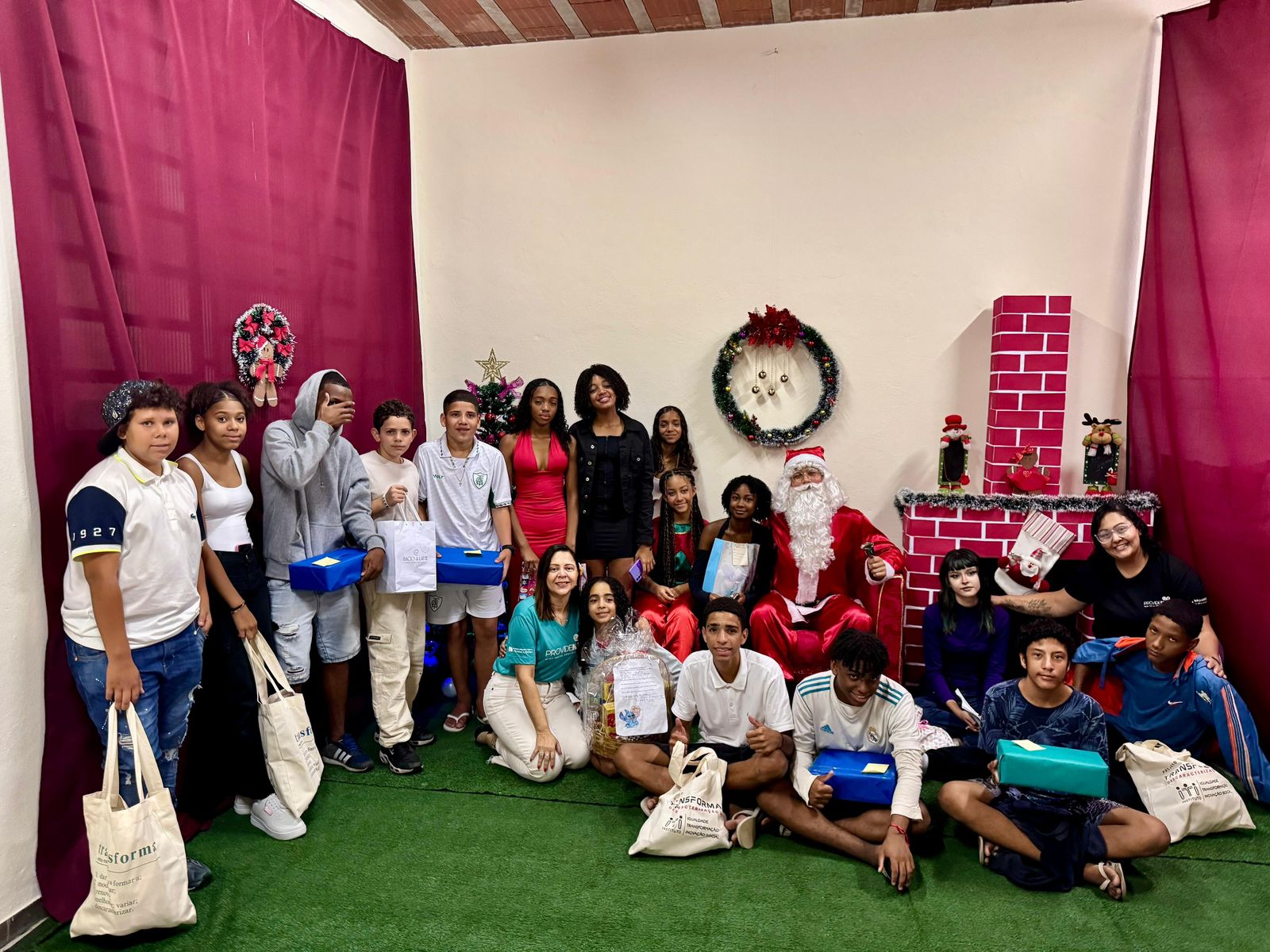 Natal mais feliz para crianças e adolescentes do Projeto Providência