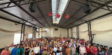 Baile Tecendo Proteção anima tarde de idosos, no bairro Lagoinha
