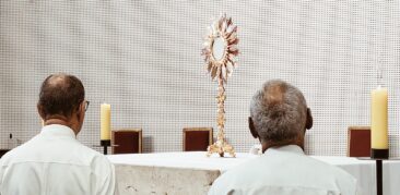 Catedral Cristo Rei acolhe sacerdotes em Adoração ao Santíssimo