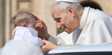 “A Igreja encontra seu fundamento nos Apóstolos, escolhidos por Cristo”