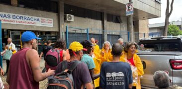 Ação solidária da Paróquia São Mateus partilha capas de chuva com os irmãos que vivem nas ruas