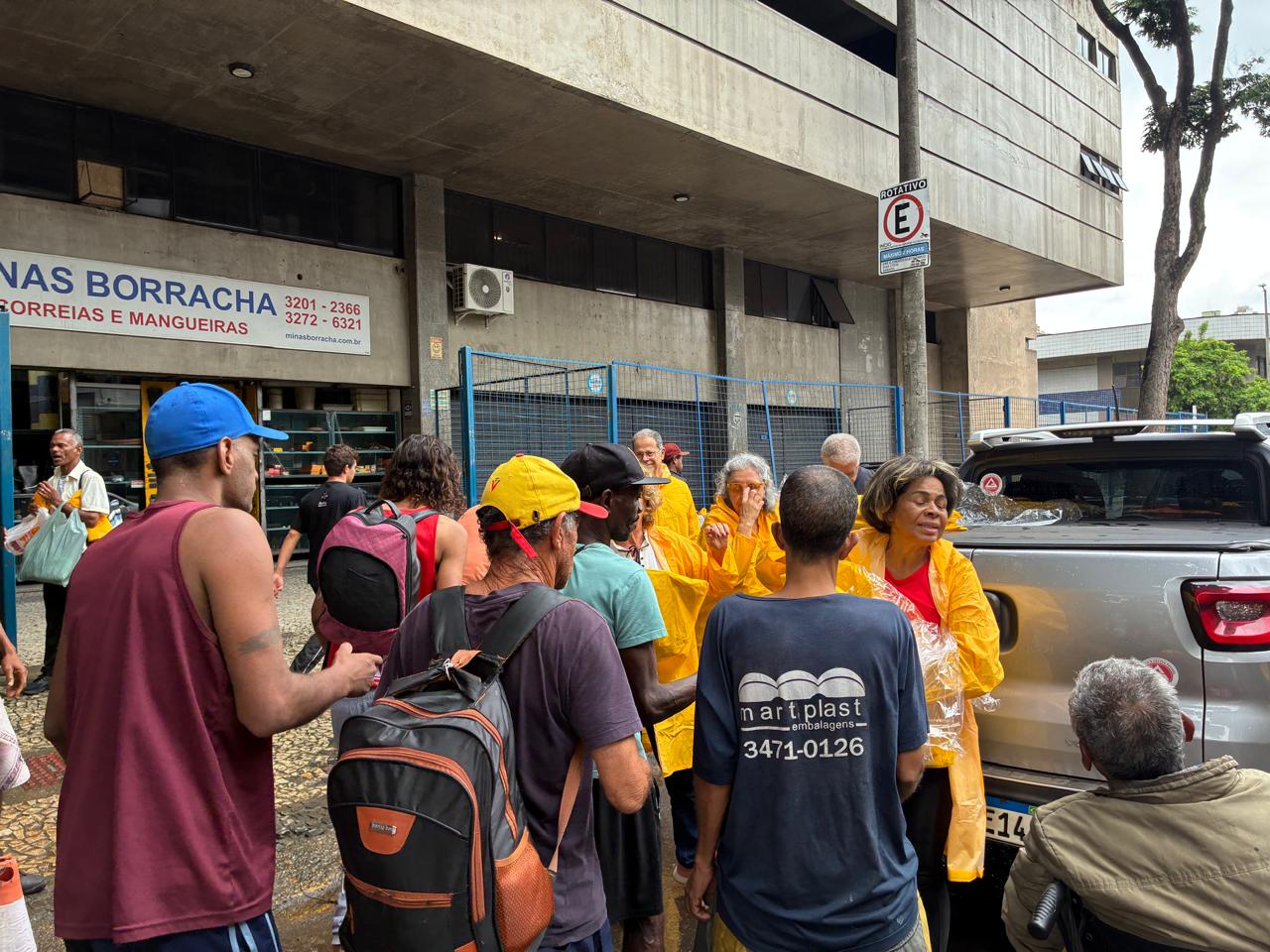 Ação solidária da Paróquia São Mateus partilha capas de chuva com os irmãos que vivem nas ruas