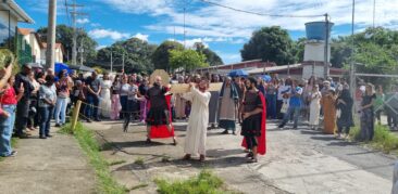 Fiéis vivem o silêncio e a oração na Sexta-feira Santa
