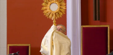 Catedral Cristo Rei acolhe sacerdotes em Adoração ao Santíssimo