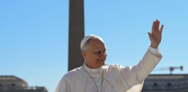 “A caridade é, com efeito, o cerne da santidade a que todos os fiéis são chamados”