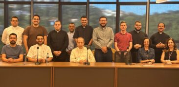Dom Walmor se reúne com diáconos que se preparam para o ministério sacerdotal