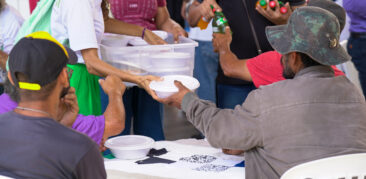 [Galeria de fotos] Almoço solidário no Viaduto Santa Tereza