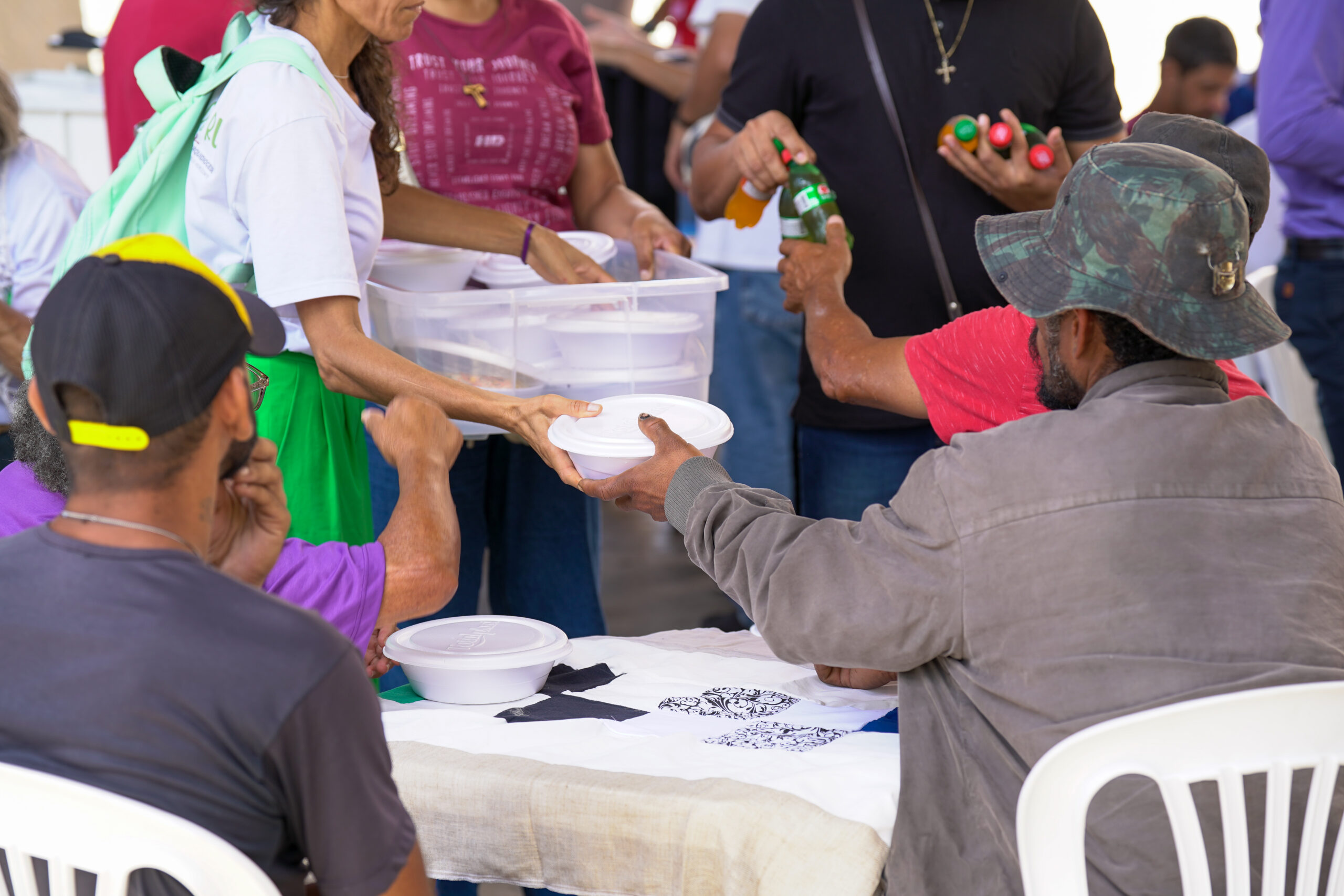 [Galeria de fotos] Almoço solidário no Viaduto Santa Tereza