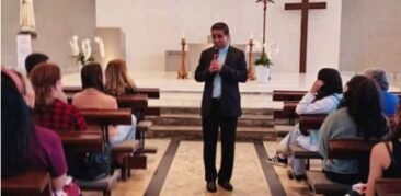 Dom Edmar participa de encontro com crismandos de paróquias da Rensb