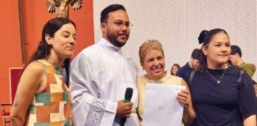 Catedral Cristo Rei: devotos recebem certificados da Praça das Famílias